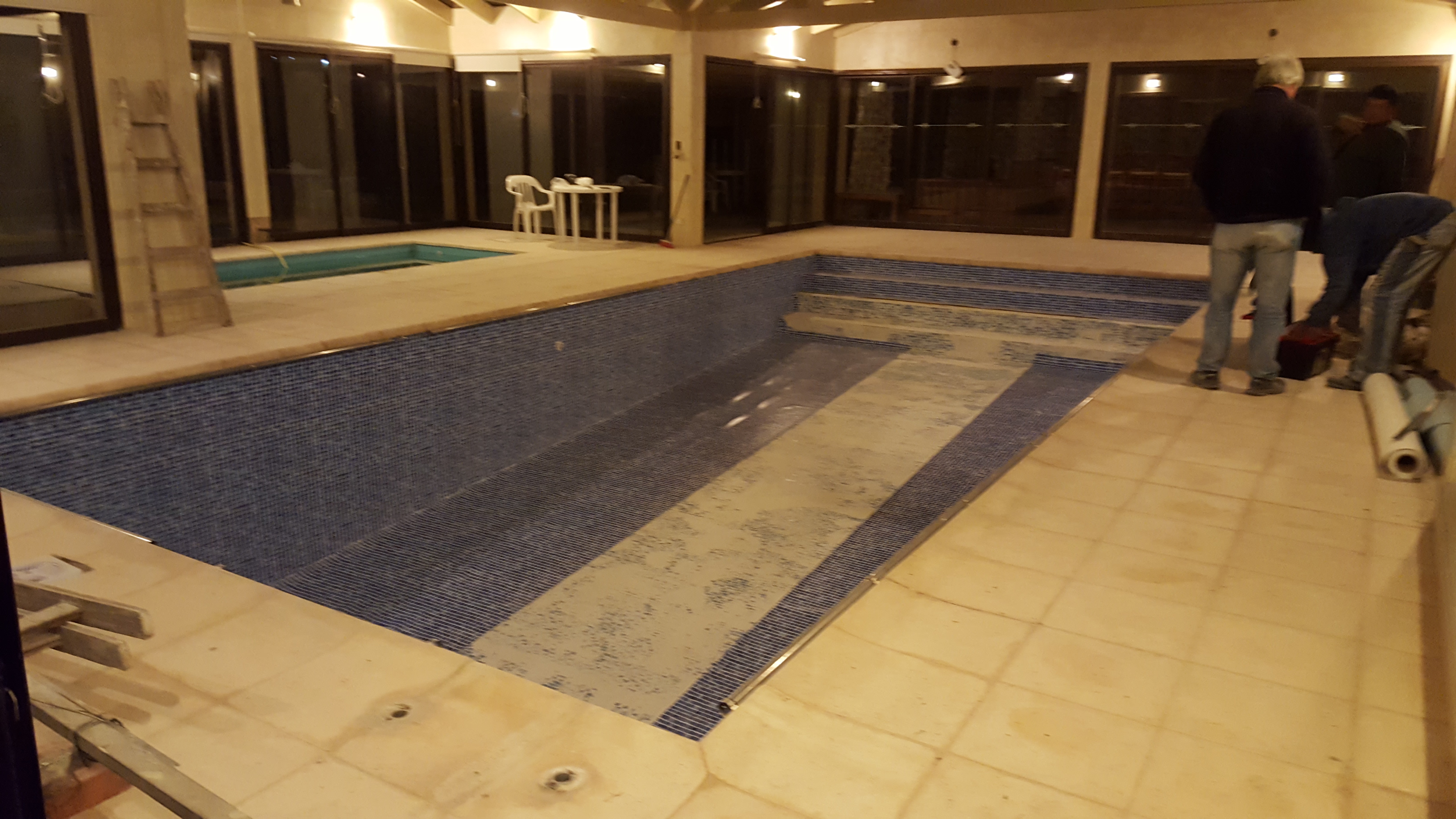 Piscina con Linner e iluminacion nocturna