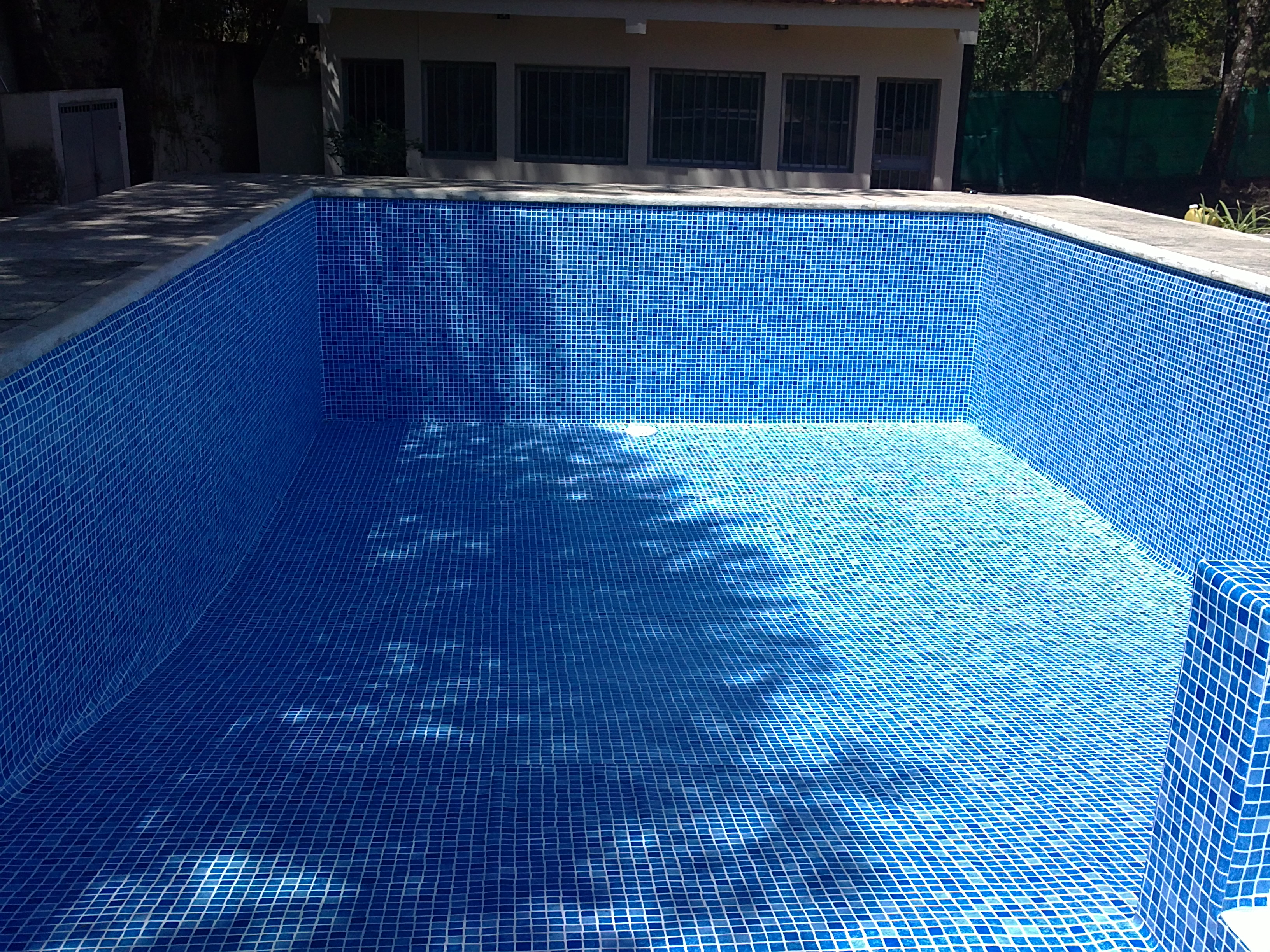 Terminacion azul de una piscina revestida con Linner