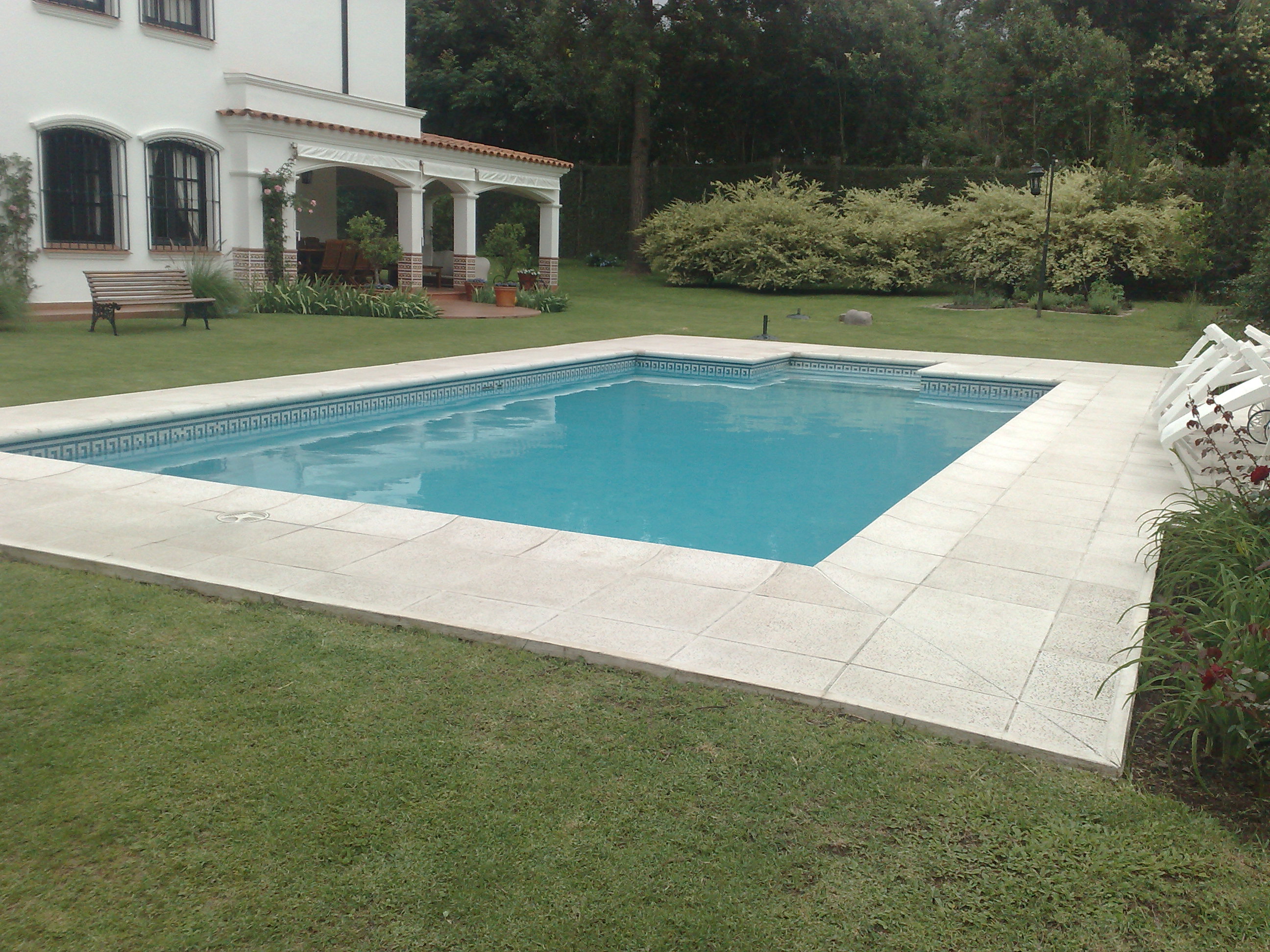 Piscina terminada con Linner en un jardin