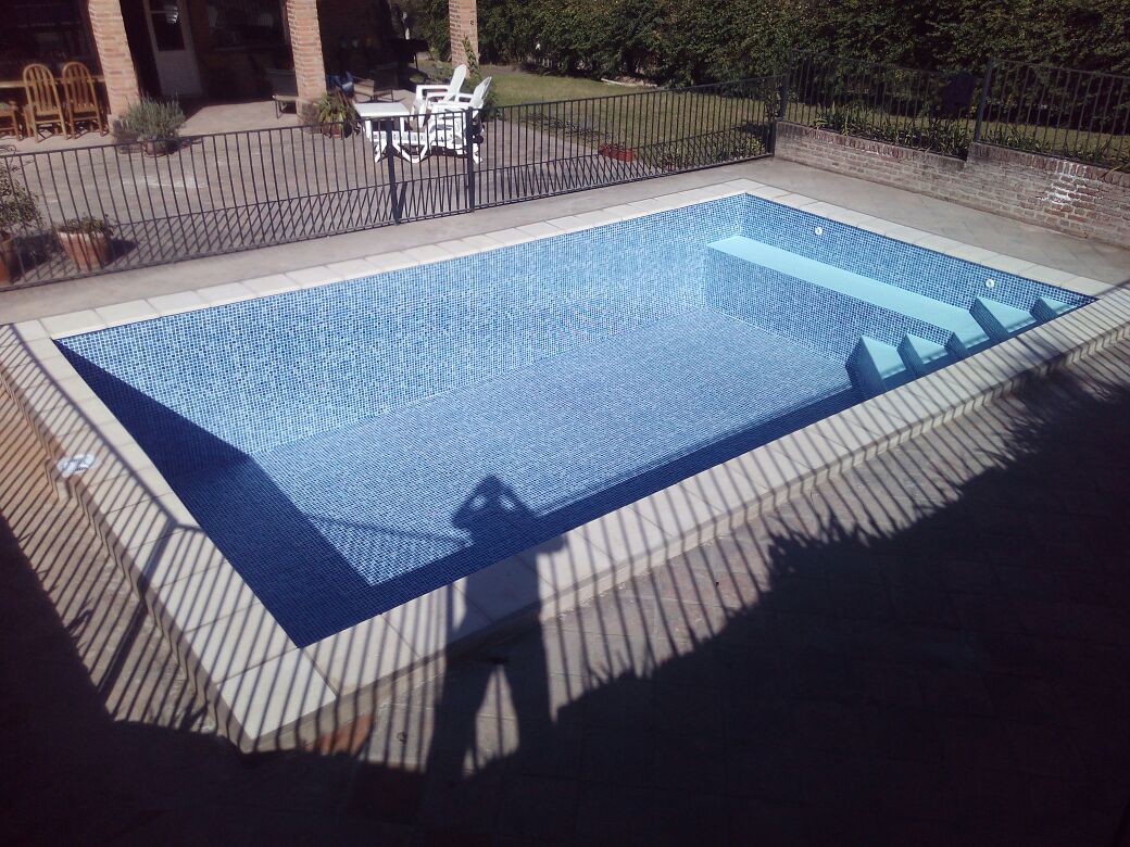 Piscina exterior terminada con revestimiento Linner